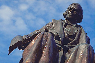 images/willysstatue_a025.jpg